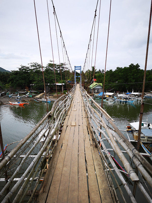 巴拉望El Nido Bucana村的吊桥